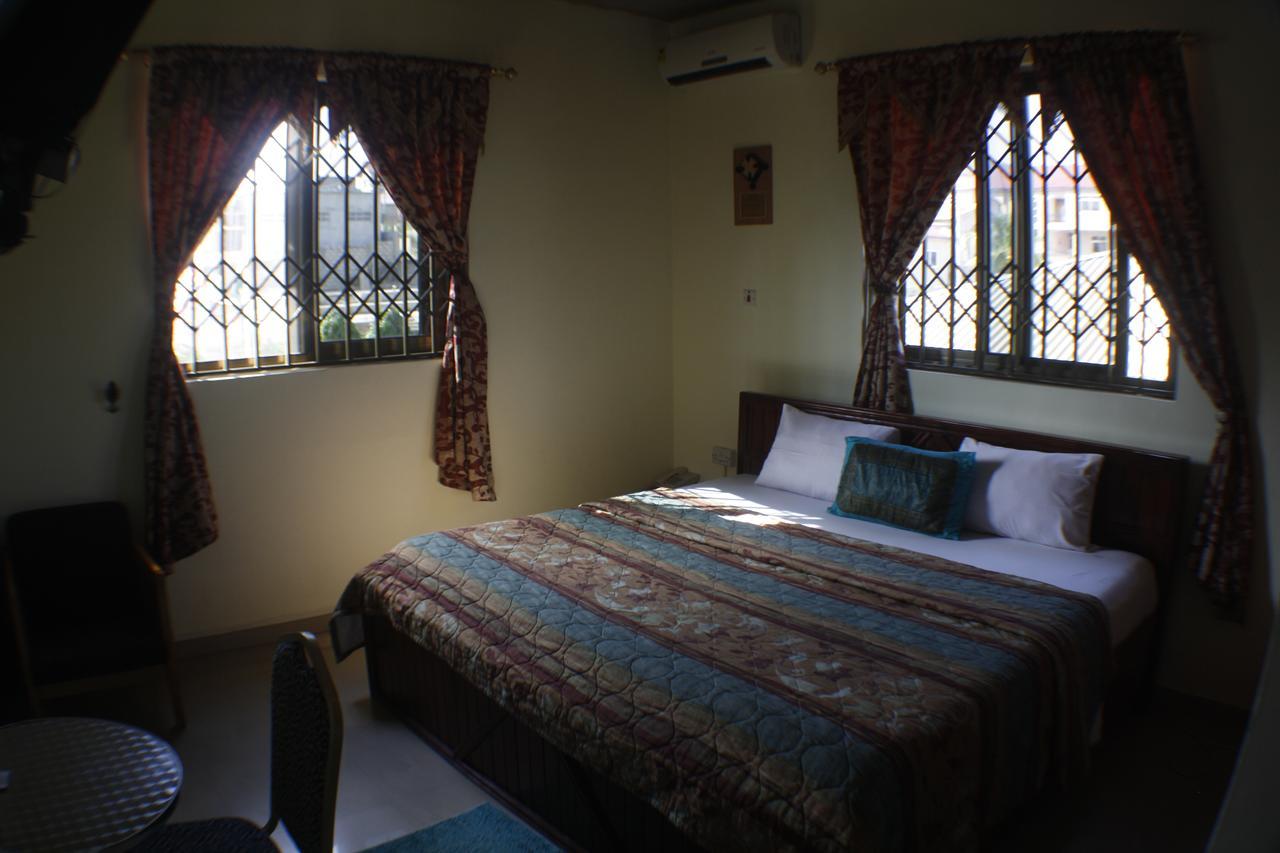 Dokua Royal Hotel Kwabenya Exterior foto